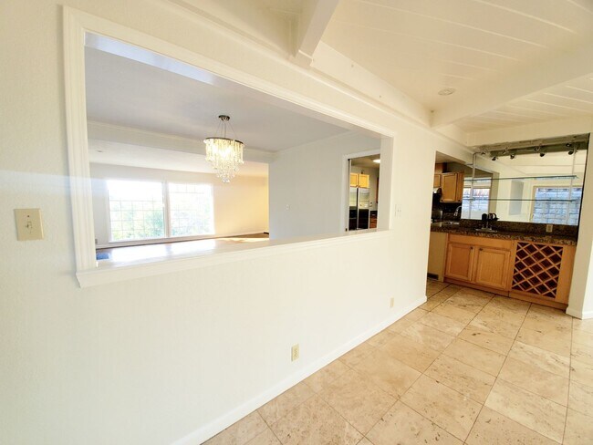 Building Photo - 2745 Summit Dr