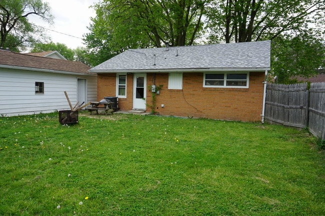 Building Photo - 204 N Geri St