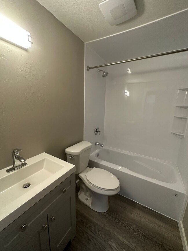 Building Photo - Downtown Renton ground floor gated condo f...