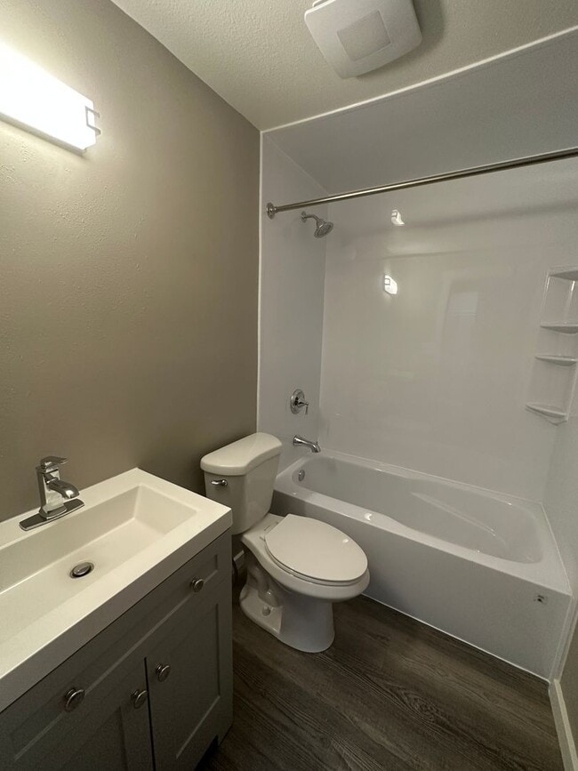 Building Photo - Downtown Renton ground floor gated condo for rent. Newly remodeled.