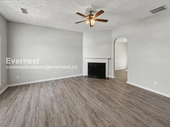 Building Photo - 4 Bed, 2 Bath Home with Garage / Pet-Friendly / Available Now!