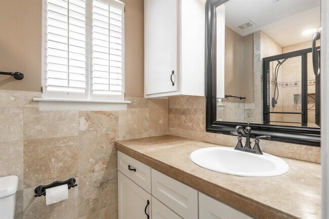 Building Photo - 9423 Highmeadow Dr