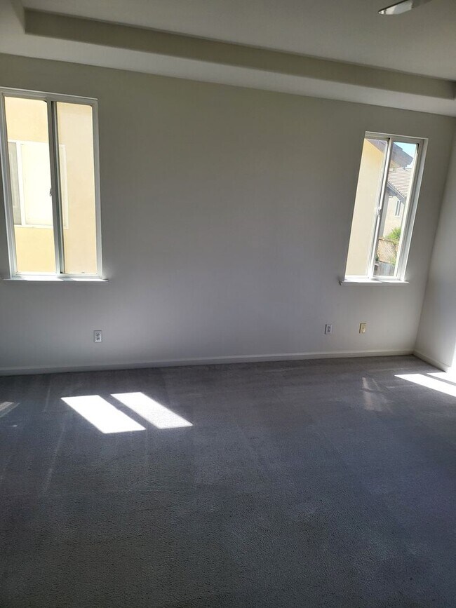 Building Photo - Three Bedroom and Three bathroom home and ...