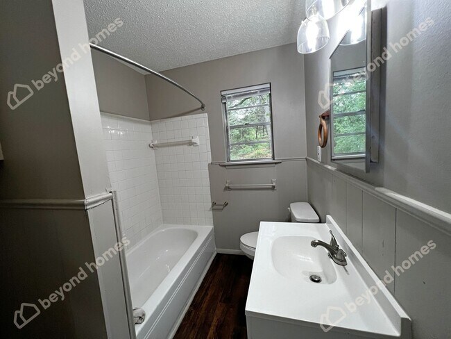 Building Photo - Beautiful and Modern 3 BD 1 BA with 1,196 ...
