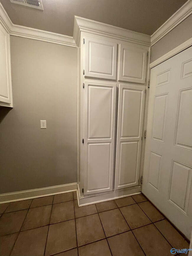 Building Photo - 505 Greenacres Dr NW