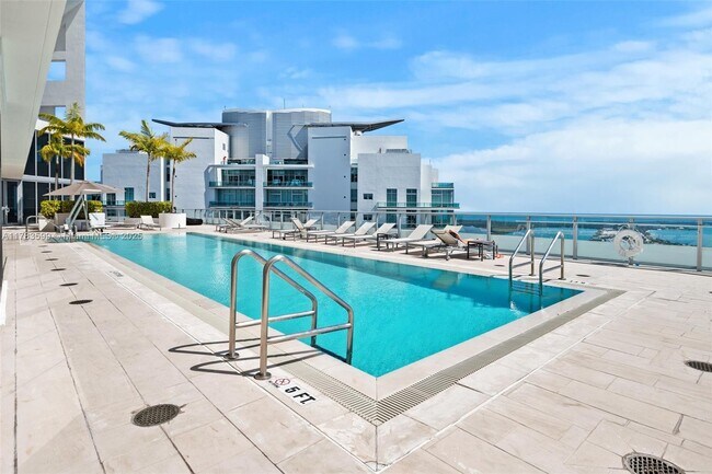 Building Photo - 1300 Brickell Bay Dr
