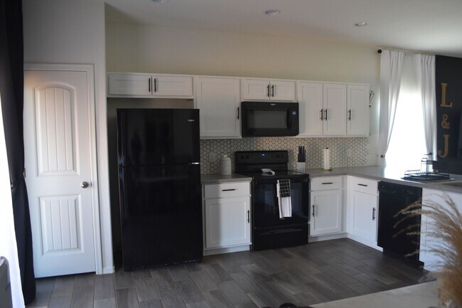 Building Photo - Newer 2021 Beautiful home in gated communi...