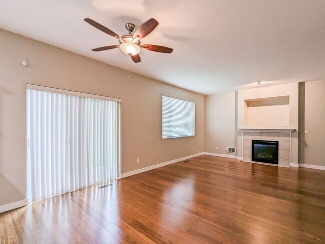 Building Photo - Beautiful 3 bed, 2.5 bath home with fully ...