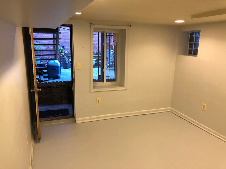 Building Photo - 902 Westminster St NW