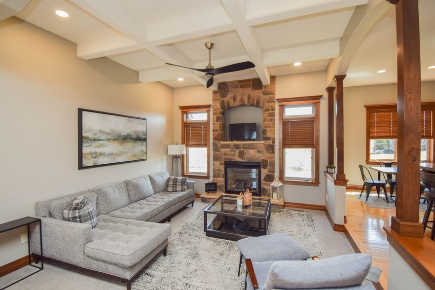 Building Photo - 2204 S Silverthorne Ave