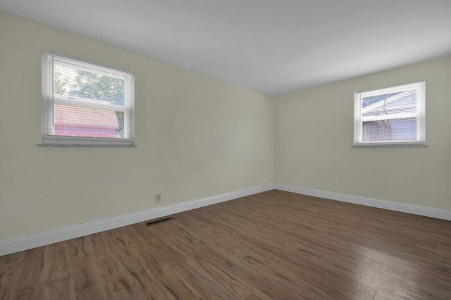 Building Photo - 470 Amesbury Dr
