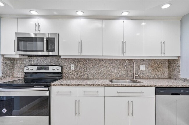 Building Photo - 2049 S Ocean Dr
