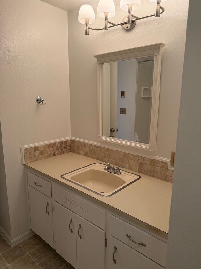 Building Photo - 3-bedroom, 1 bath duplex with garage!