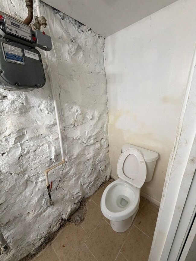 Building Photo - 2 Bedrooms Plus den Home