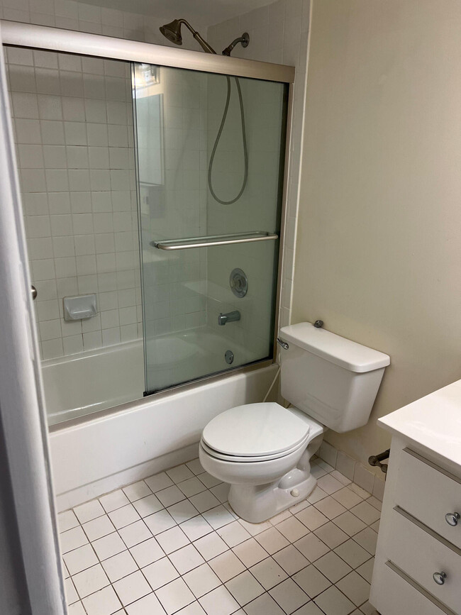 Building Photo - 2600 Collins Ave