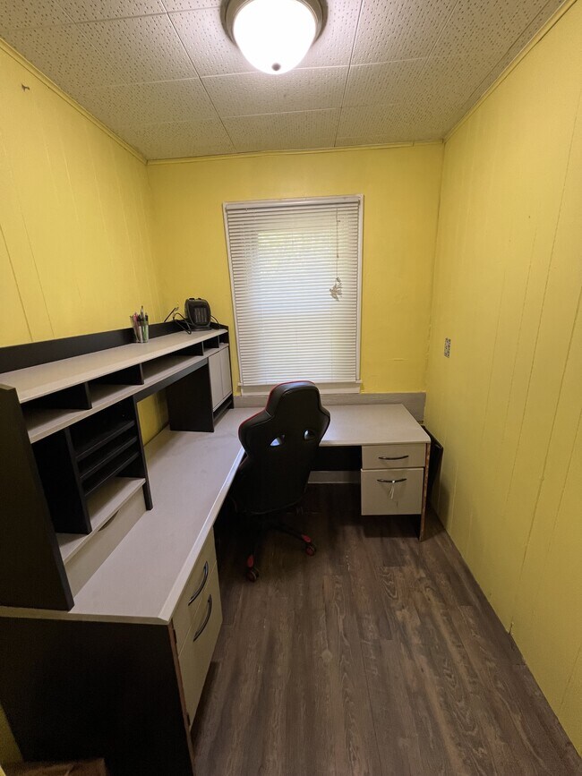 Building Photo - 1223 Bensch St