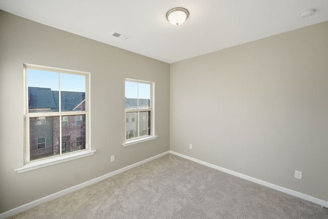 Building Photo - 318 Commons Ave