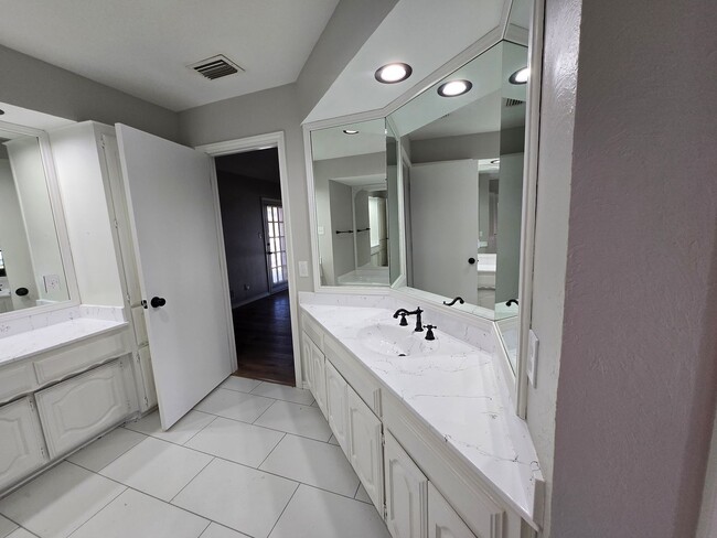 Building Photo - Stunning 4-bd 2.5 bath