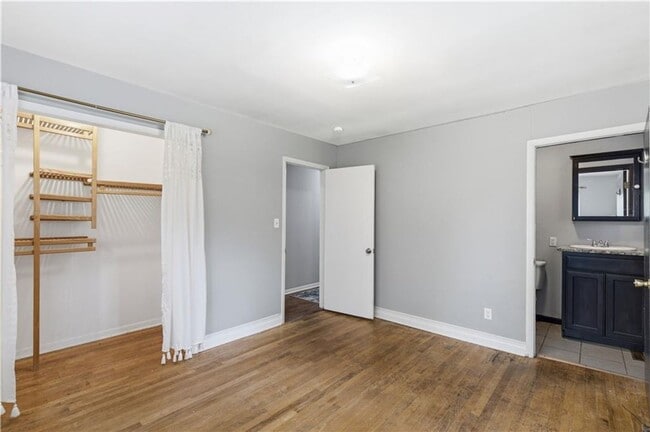 Building Photo - Cute 4 Bedroom 2 Bath home close to campus!