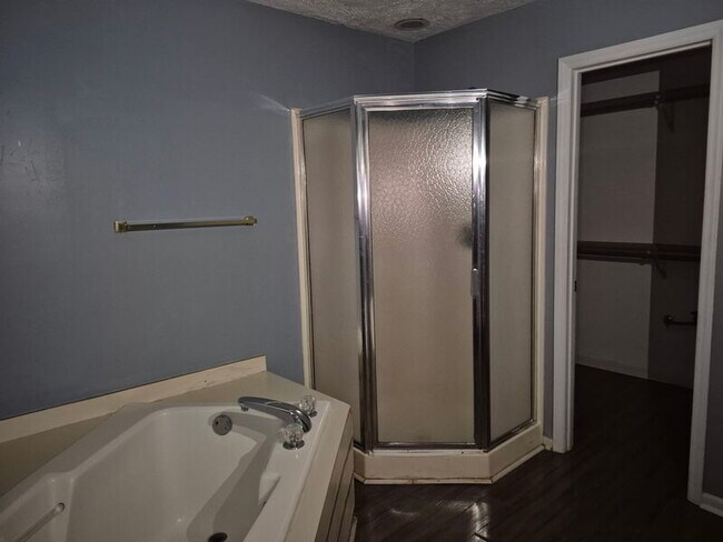 Building Photo - 1004 Brookhollow Dr