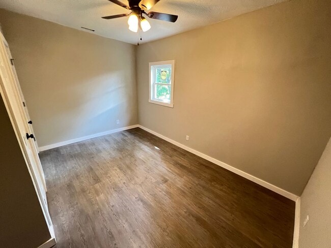 Building Photo - Newly Renovated 2 Bed, 2 Bath Duplex – Pet Friendly!