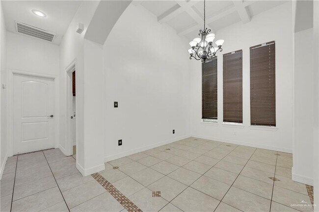 Building Photo - 2523 Yellow Rose Dr