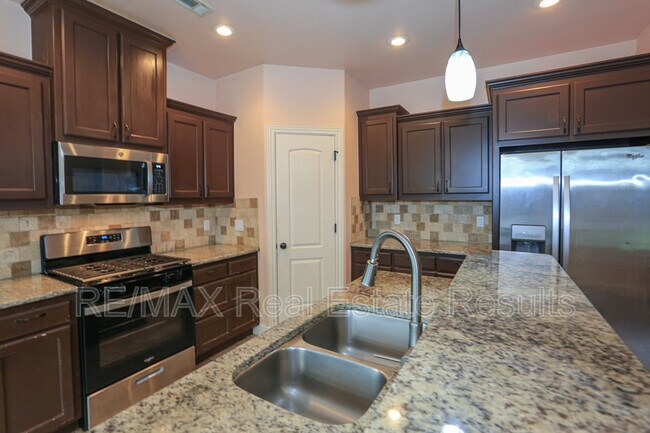 Building Photo - 2202 SW Tupelo Ave