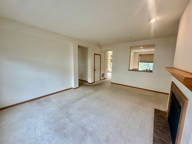 Building Photo - Gorgeous X-Large 4 Bedroom Townhome in Maplewood!