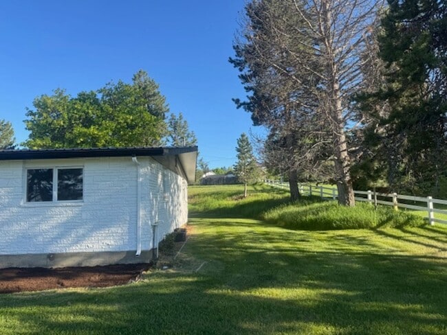 Building Photo - Very Large Ranch Style on South Hills