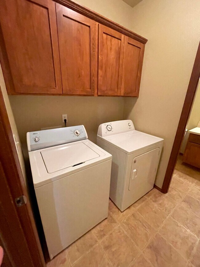 Building Photo - Fantastic Hillsboro Home with Attached Gar...