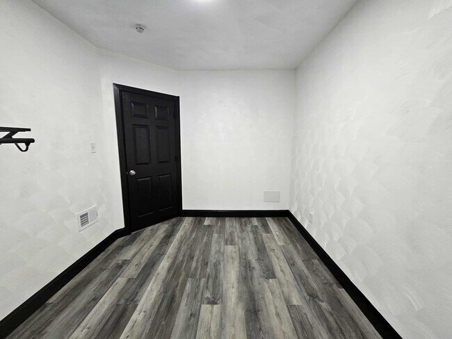Building Photo - 1228 Clairhaven St