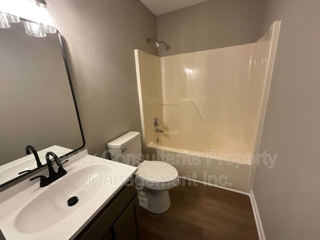 Building Photo - 2711 Ingleside Dr