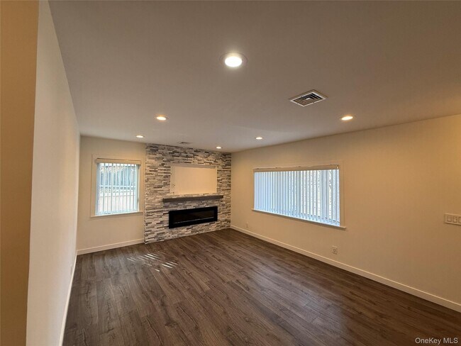 Building Photo - 1090 Pelham Pkwy S