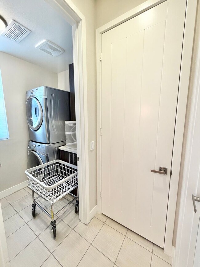 Building Photo - Furnished 3-BR/3-BA Townhouse w/ Giant Roof deck, 2-Car Garage, EV Hookup