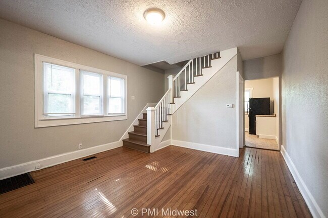 Building Photo - "Charming 3-Bed Duplex Gem in Indianapolis – Spacious 1300 Sq Ft Haven!"