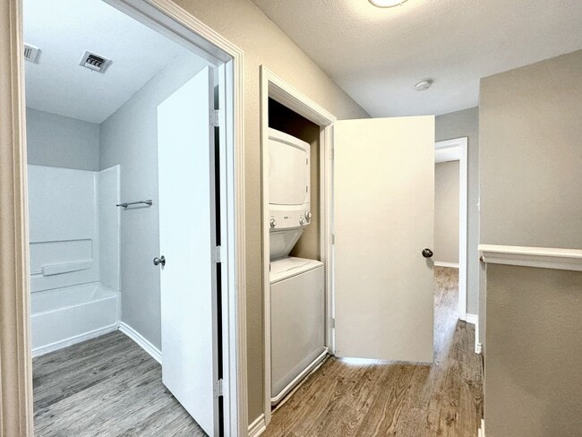 Building Photo - 2 Story Town Home - Near USAA-UTSA-Medical Center