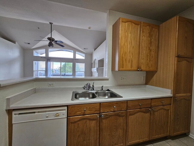 Building Photo - Awesome Aurora Top Floor 2 Bed 2 Bath Cond...
