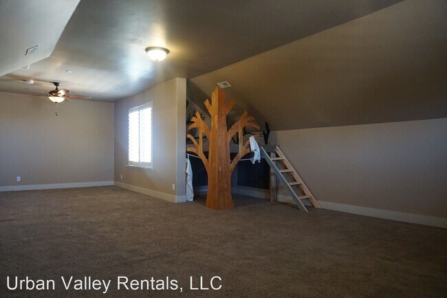 Building Photo - 4 br, 2.5 bath House - 222 E. Belle Glenn Cir
