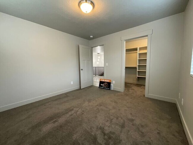 Building Photo - 3 bedroom 2 1/2 bath townhome