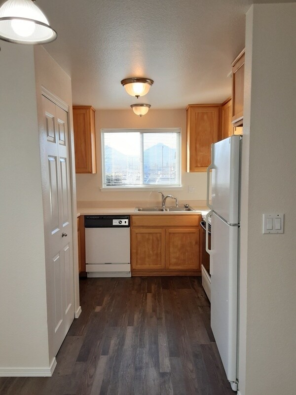 Building Photo - 1872 NE Fairview Ave