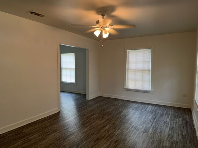 Building Photo - Beautifully Updated