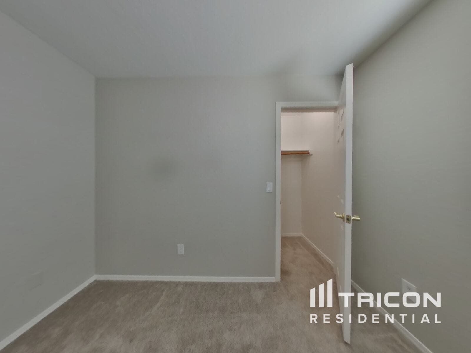 Building Photo - 1149 E Lakeview Dr