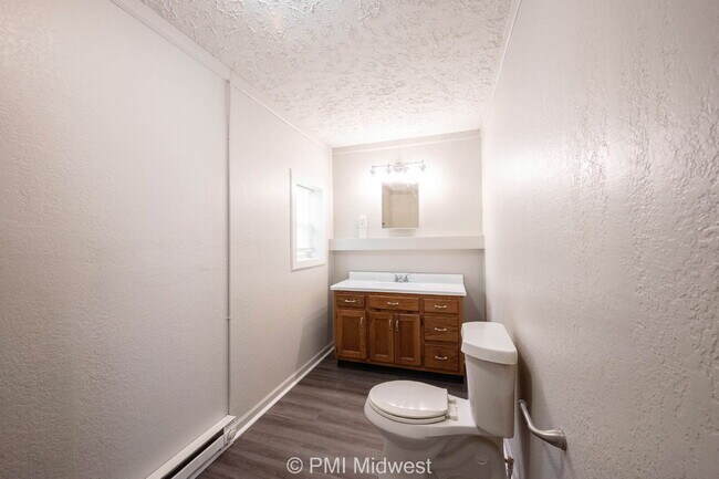 Building Photo - "Cozy 1-Bedroom Haven in Greenfield – Perf...