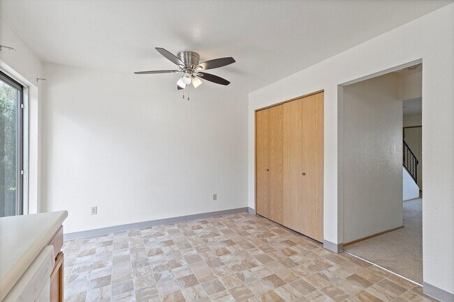 Building Photo - 2 Bedroom Townhouse