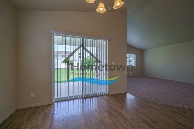 Building Photo - 3 Bedroom 2 Bathroom Home with Attached 2 ...