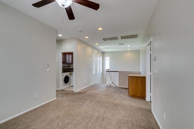 Building Photo - Beautiful 3 Bed / 3 Bath Home in Skyridge Community