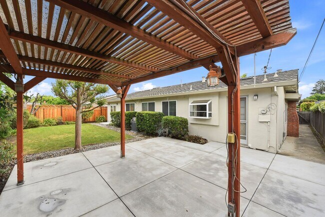 Building Photo - Move-In Ready Blossom Hill Gem – New Bathrooms and many upgrades!