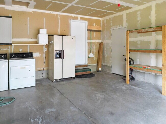 Building Photo - MOVE IN SPECIAL IF YOU SIGN LEASE BY 4/15/2026!!!!!!! Newly Updated 3/2 Home in SW Redmond