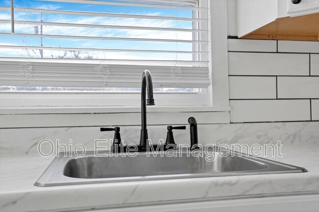 Building Photo - 1398 S Ohio Ave