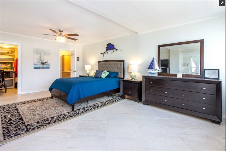 Building Photo - 3100 NE 49th St